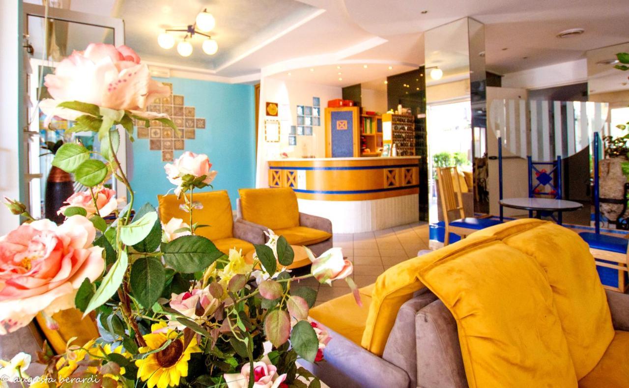 Hotel Adria B&B - Colazione Fino Alle 12 Мисано Адриатико Екстериор снимка
