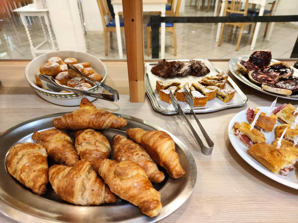 Hotel Adria B&B - Colazione Fino Alle 12 Мисано Адриатико Екстериор снимка