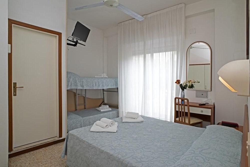 Hotel Adria B&B - Colazione Fino Alle 12 Мисано Адриатико Екстериор снимка