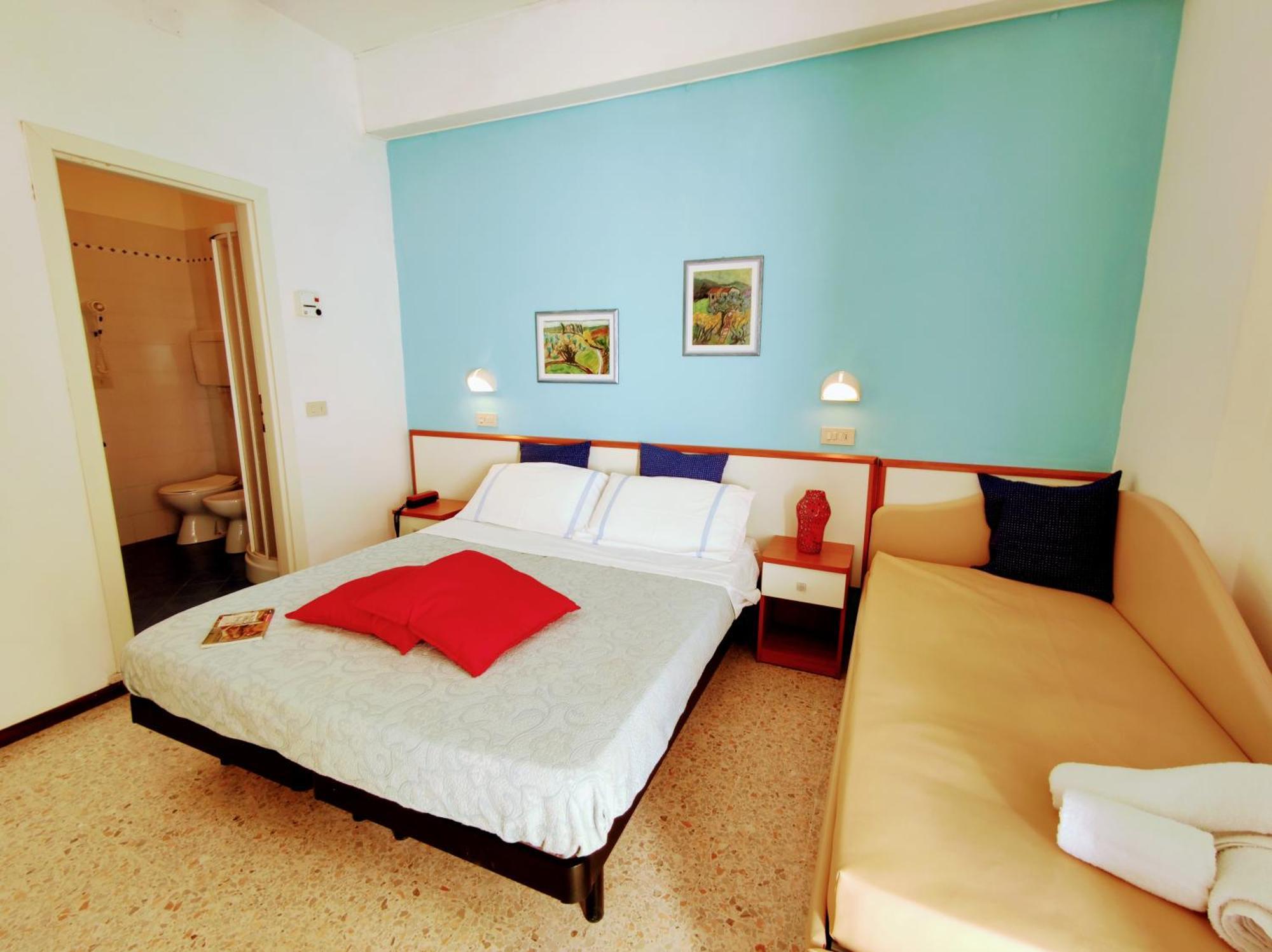 Hotel Adria B&B - Colazione Fino Alle 12 Мисано Адриатико Стая снимка