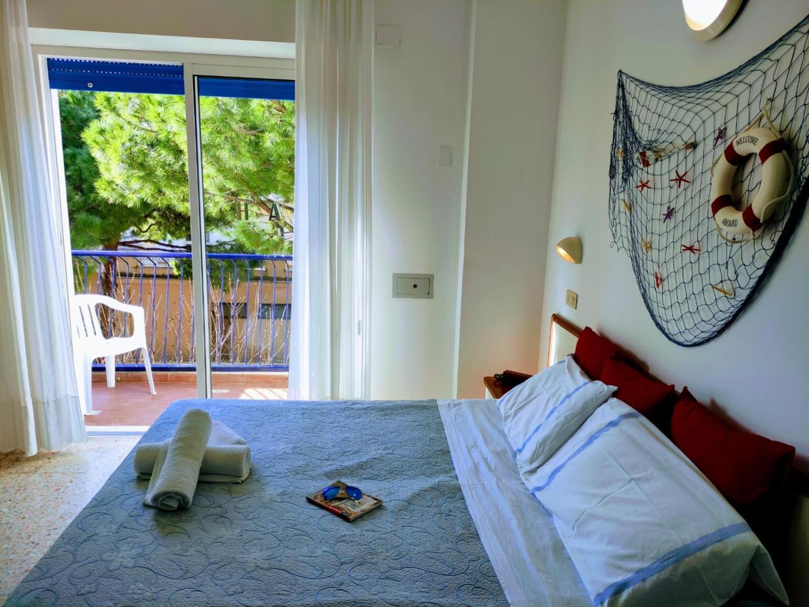 Hotel Adria B&B - Colazione Fino Alle 12 Мисано Адриатико Стая снимка